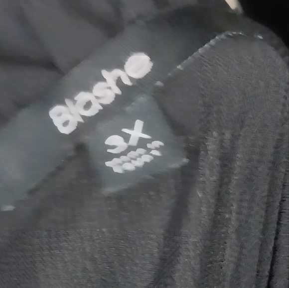 BLACHE black ruffled neckline and applique top size 3X - Picture 5 of 6